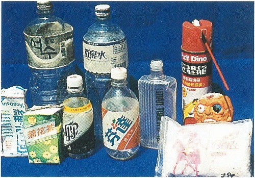 図1徳島の海岸に漂着した外国製品のゴミ〔海部郡海南町と日和佐町［（994 年8月および9月））