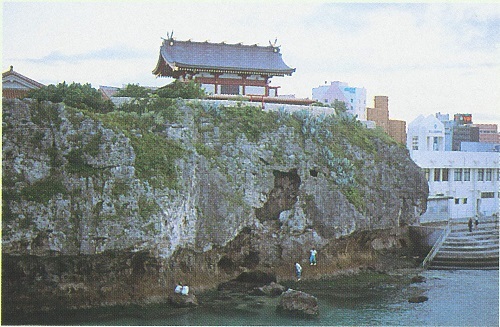 図1 波上宮と洞窟