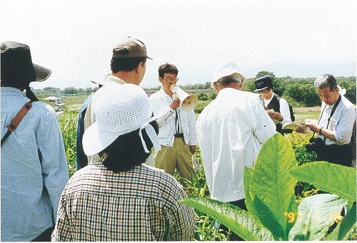 土成丸山古墳見学中の様子２