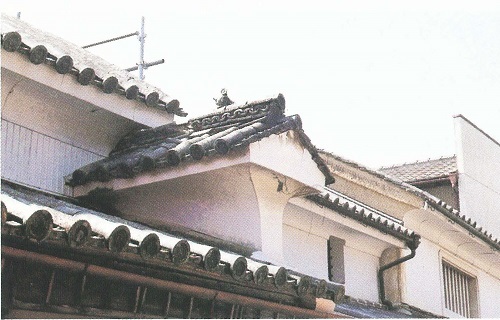 脇町南町で一番古いとされるうだつ。厚みがあり、防火の役割を果たしていたと考えられる。