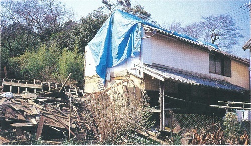 図3震災で前回した土蔵（左）と半壊した土蔵（右）（1995.3.8淡路島西淡町）
