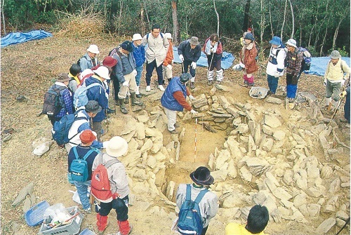 図1後円部調査風景・見学者への説明