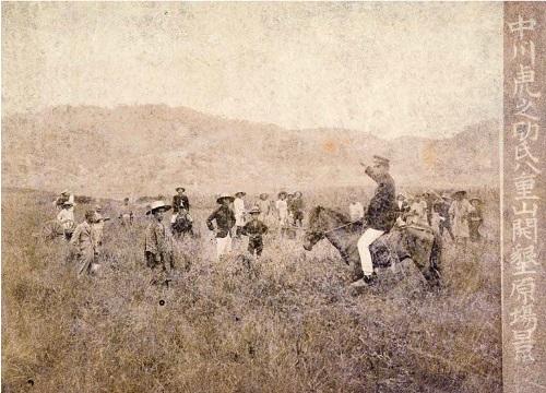 八重山・石垣島の名蔵で馬に乗って開墾の指揮をとる中川虎之助（1894年（明治27）7月撮影）