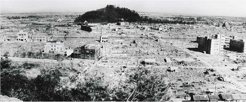 焼け野原の徳島市街（徳島空襲を記録する会『写真集・徳島大空襲』1998年より