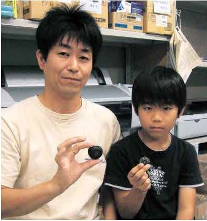 図 1 モダマのなかまやククイノキなど“珍品”をたくさん拾われた波町の濱漬さん。本当にうらやましい