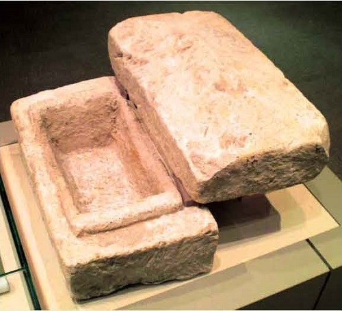 図 1 凝灰岩製蔵骨器（長さ 85cm)