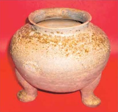 図 3 須恵器三足壷