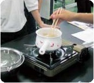 図3テングサを煮込む。