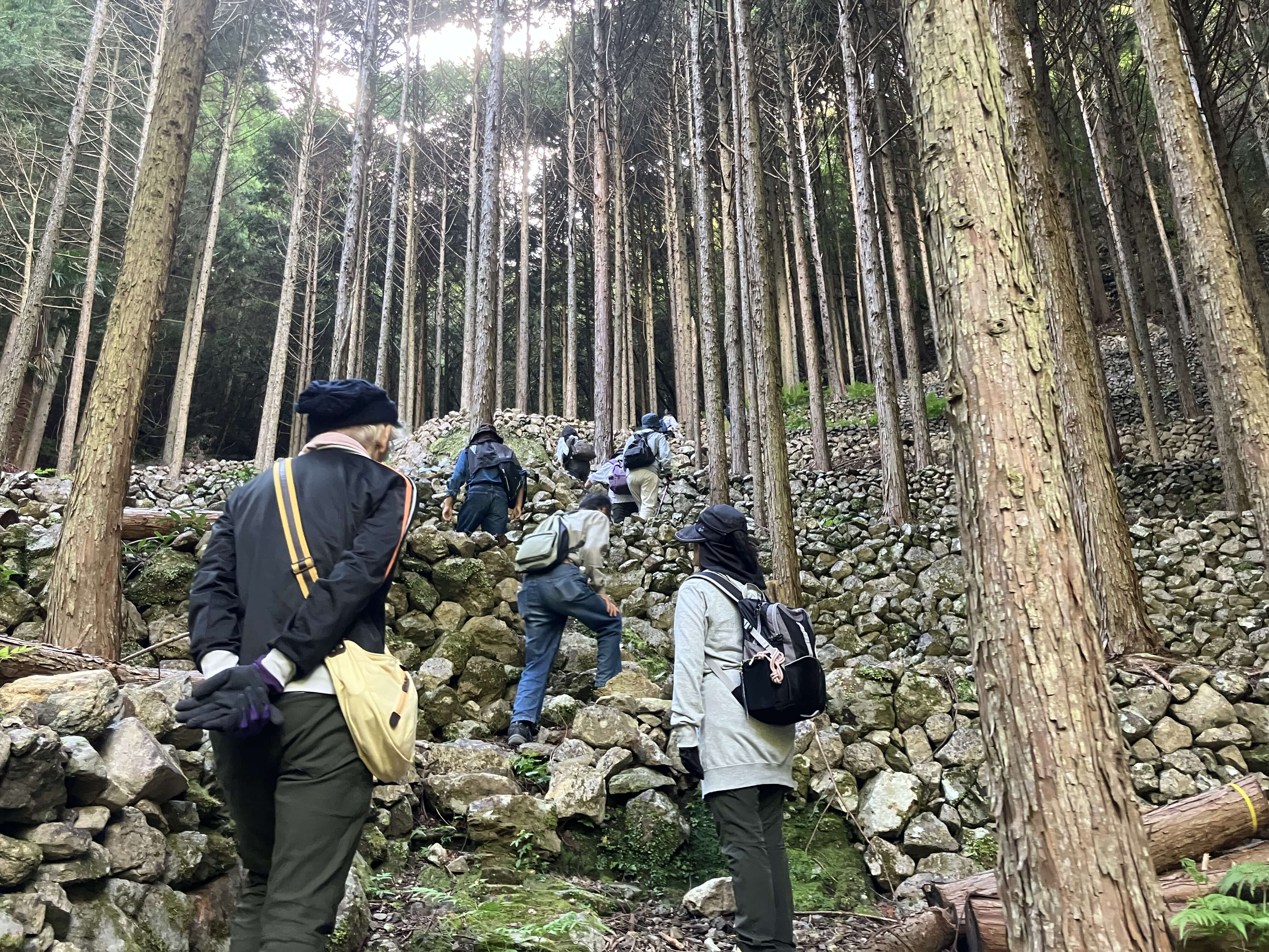 若杉山辰砂採掘遺跡を歩いている写真です。
