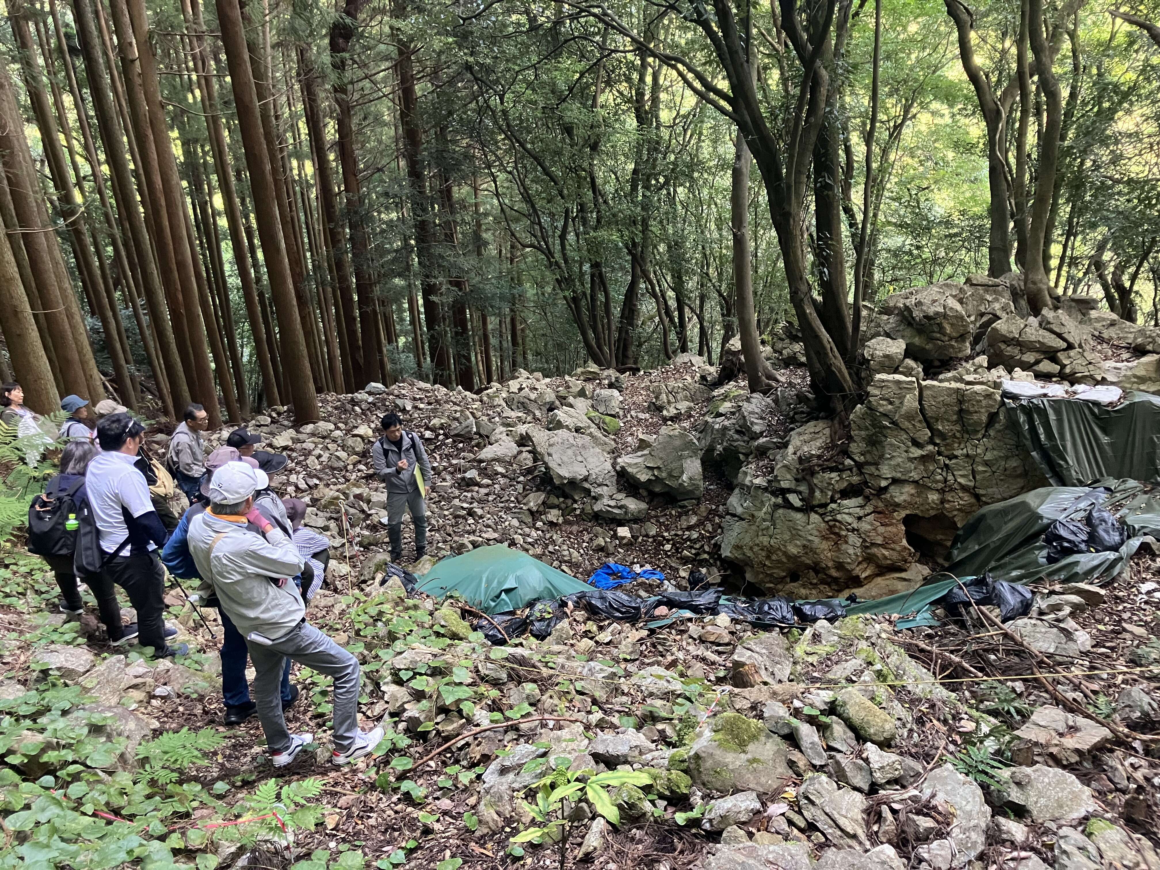 若杉山辰砂採掘遺跡で解説を行っている写真です。
