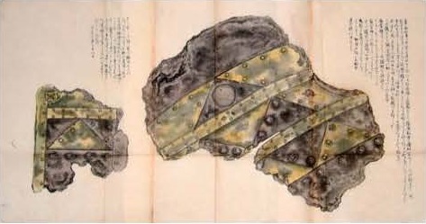 阿波国勝浦郡田之浦村掘出古甲図（あわのくにかつうらぐんたうらむらほりだしこかぶとず） 守住貫魚筆。寛永永7年（安政元・1854）に偶然出土した、古墳時代の甲（かぶと）の写生図です。実物はすぐに埋めもどされ，この図のみが記録にのこりました。