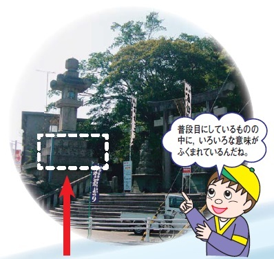 写真1徳島市勢見町金刀比羅神社の常夜燈。離れた場所からでも「御国産藍玉大阪積」の文字を確認することができます。