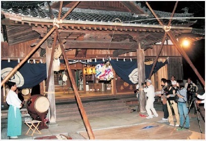 図2 東みよし町金丸八幡神社宵宮神事のおんじゃく（2010年10月14日撮影）
