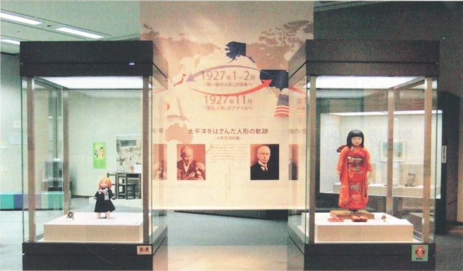 当館で展示された 「ミス徳島」（右）。左は、徳島県で唯一現存している 「青い自の人形Jアリス（神山町神領小学校所蔵）。