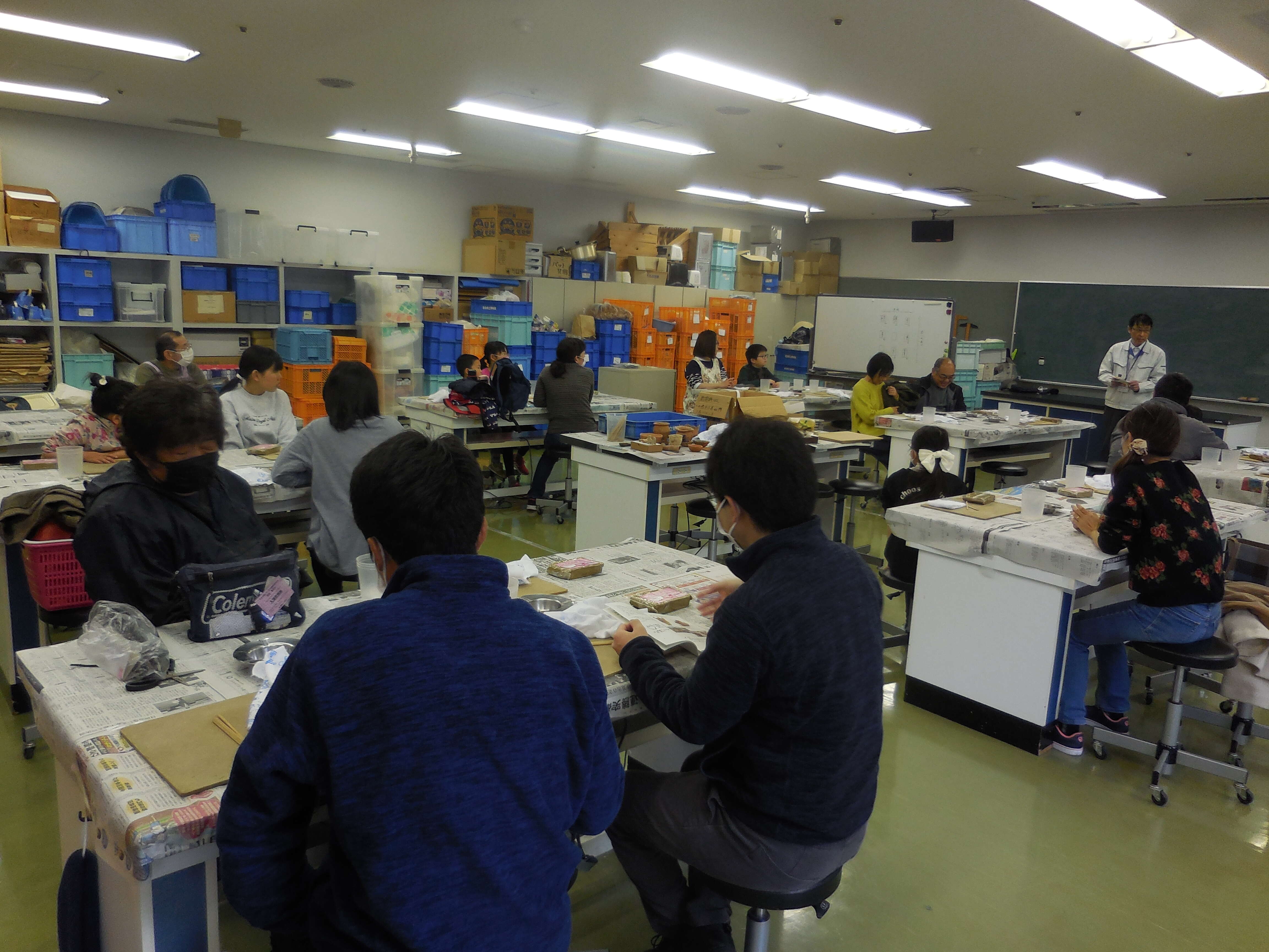 焼き物のつくり方の説明中の写真です。