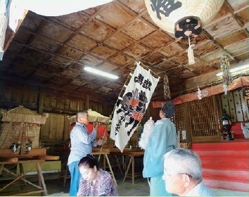 図 5 平成 25 年（2013）10 月 6 日、勝浦町大宮八幡神社の祭り。実際の馬の替わりとして出るようになった幟のひとつ。