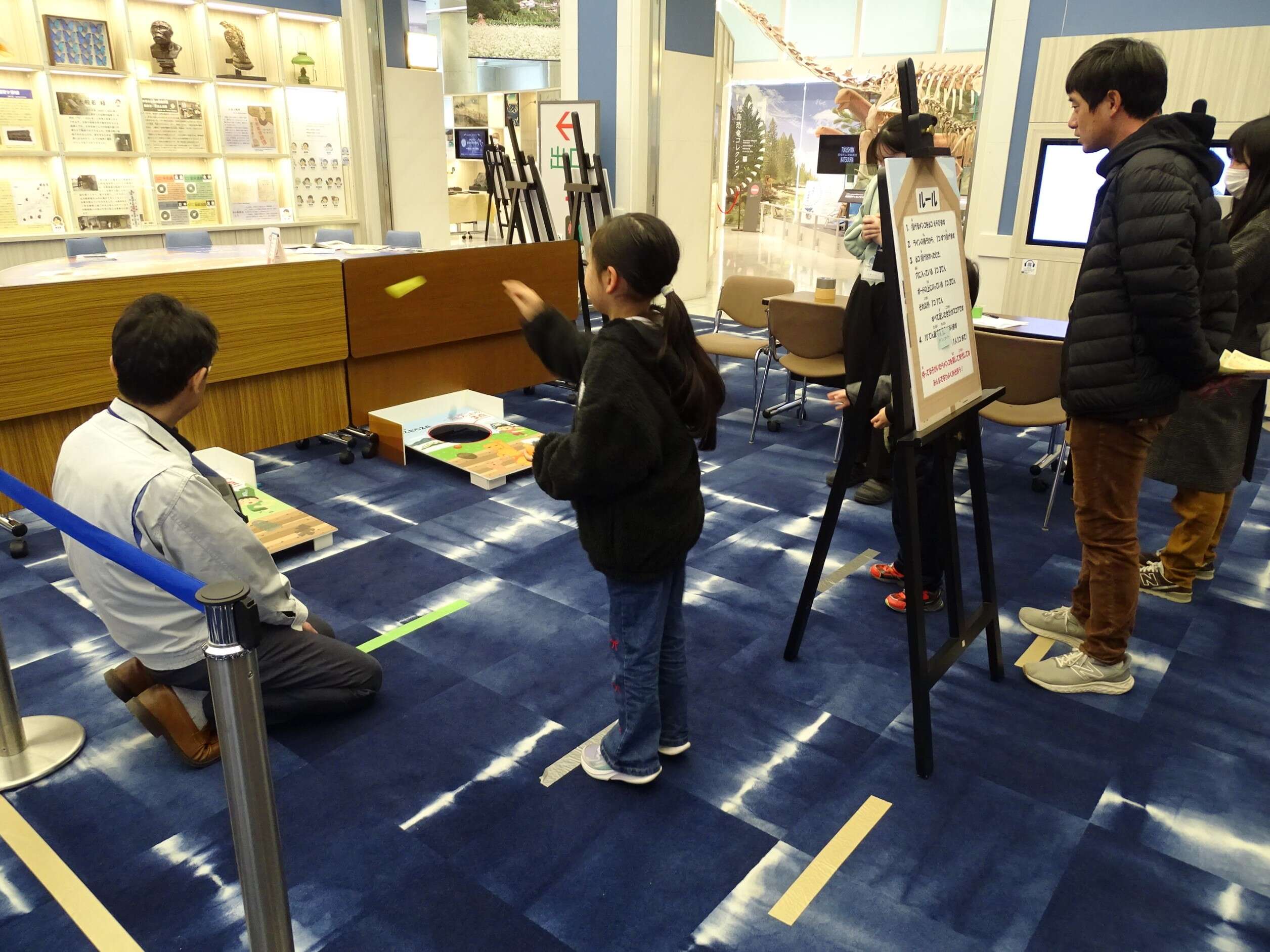 おゆまるメンコで遊んでいる写真です。