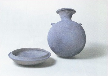 図3 須恵器 左:杯身 右:提瓶