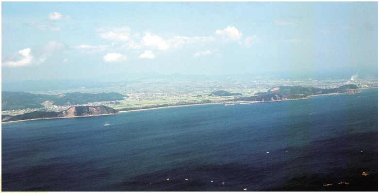 図１ 古銭の発見された北の脇海岸の遠景（東上空から）