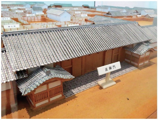 図 2 「徳島藩江戸上屋敷」（模型）表御門10 万石以上の表門の形式（徳島藩は 25 万 7000 石）。 藩の規模（石高）によって、作ることができる門構えの形式が定められていた。