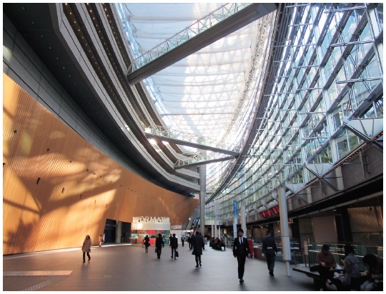 図 3 東京国際フォーラム（2015 年 12 月撮影） 東京駅から徒歩約５分の場所に、徳島藩の江戸上屋敷（敷地面積 10,719 坪）があった。