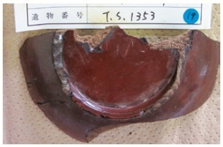 3 保存処理が終わった漆椀を、底側から見た様子。見た目の変化は少ないですが、木の部分までしっかりと固くなって扱いやすくなりました。乾燥しても変化しません。