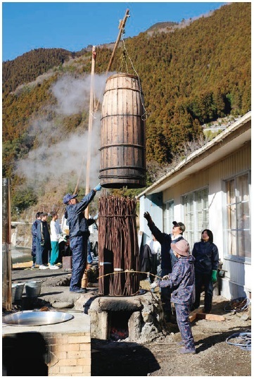 図2 那賀町木頭地区で行われるコウゾ蒸しの作業（2015年1月撮影）
