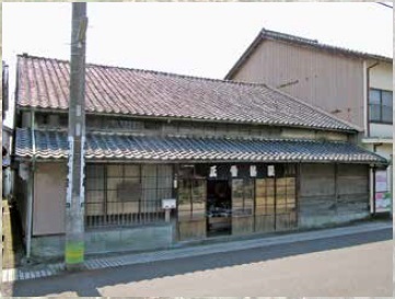 図 1 由比正雪の生家との言い伝えをもつ「正雪紺屋」（2017 年 3 月撮影）