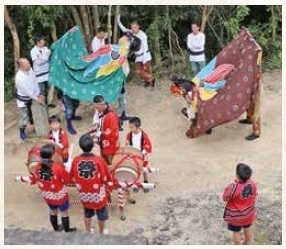 図 3 鳴門市姫田の宮尾神社での獅子舞（2015 年 10 月 11 日撮影）