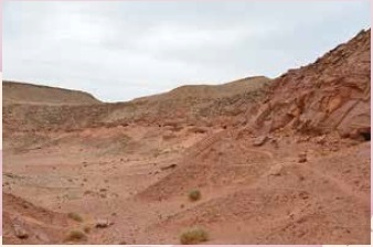 図2 恐竜化石産地（KemKem）に露出する白亜紀の地層