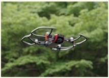 図1 博物館で使用している小型のドローン。1200万画素の写真や4K動画を撮影することが出来る