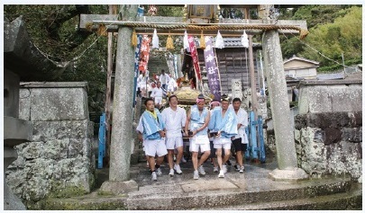 図1 佐田神社を出る神輿 