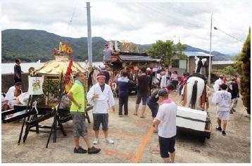 図2 小休止する神輿行列