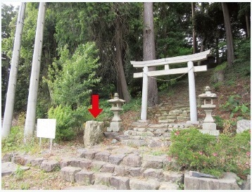 図3 弁天社へ通じる石段の登り口に手水鉢がある。