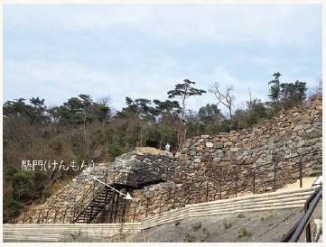 図1 屋嶋城跡城門（南から）