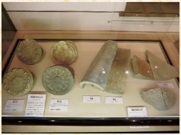 図3 旧常設展における屋根瓦の展示風景