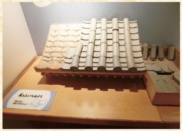 図4 屋根瓦ハンズオンキットのイメージ(兵庫県立考古博物館）新常設展では、軒先の部分を復元する予定。