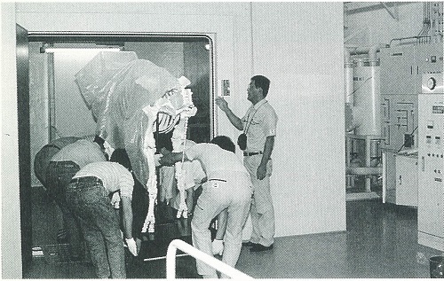 図1 大型資料のくん蒸作業