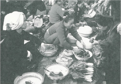 図2中国雲南省西双版納の景洪の朝市。チマキ、オコワ、 ウイロウなどさまざまなモチ製品が売られている。