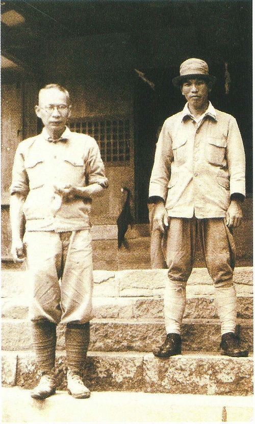 図1若かりし頃の阿部近一氏（右）。左は陸産貝の調査で来県した黒田徳米博博士（昭和18年撮影）