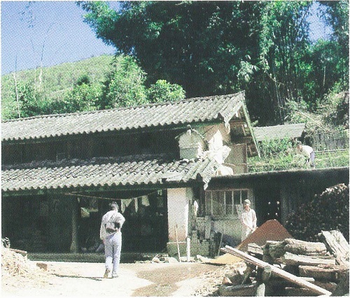雲南省四双納の民家。日本のうだつとよく似たものがある。ここでは「馬頭」と呼んでいる。