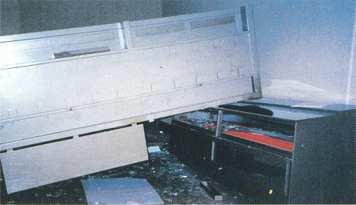 図2横倒しになった大型展示ケース（1995.1．30神戸市立博物館）